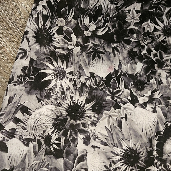 Size 10 lululemon crops. - Picture 2 of 2